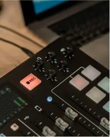 Console audio con pulsante REC acceso e controlli digitali