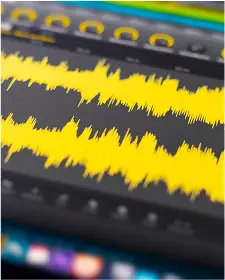 Schermata con forme d'onda audio in giallo su sfondo nero