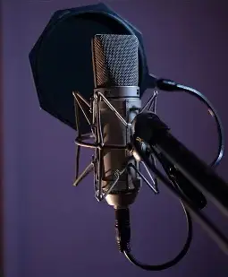 Microfono professionale con filtro anti-pop e sfondo viola