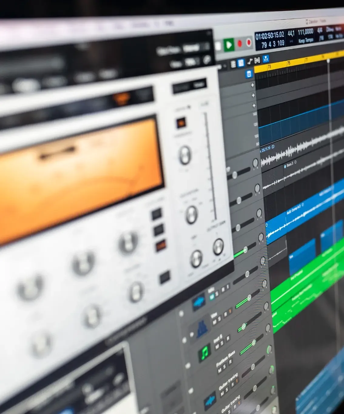 Schermata di un software DAW con tracce audio colorate