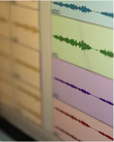 Sezione di un software audio con tracce colorate su sfondo beige
