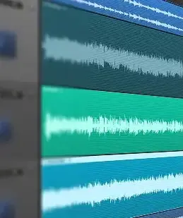 Interfaccia DAW con tracce audio multicanale colorate